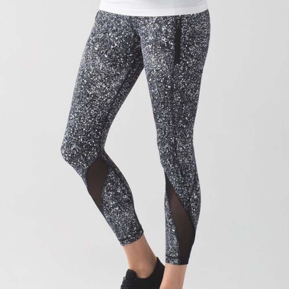 121. Lululemon Inspire Tight II 25”
Splatter White Black / Black
